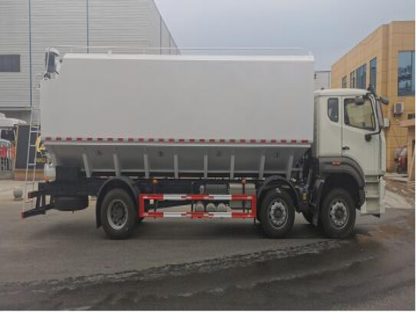 國六重汽前四后四飼料車